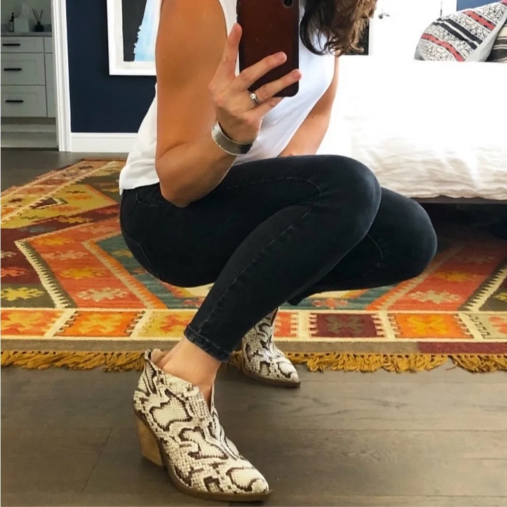 VINCE CAMUTO Short White Leather Boots Ginsel Size 6.5 Snake Print 1362-18